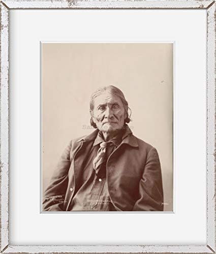БЕЗКРАЙНИ СНИМКИ 1898 Снимка Джеронимо - (Guiyatle) - Апачи Джеронимо, Портрет на ръст, с Лице напред. Местоположение:
