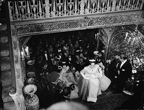 Реколта снимка Фараха Диба, поднимающейся по стълбата на своята сватба с Мохаммедом Резой Пахлави.
