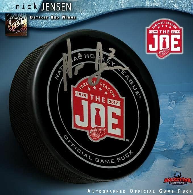 НИК ДЖЕНСЪН е подписал Детройт Ред Уингс Прощалната шайбата Джо в официалната игра - за Миене на НХЛ с автограф
