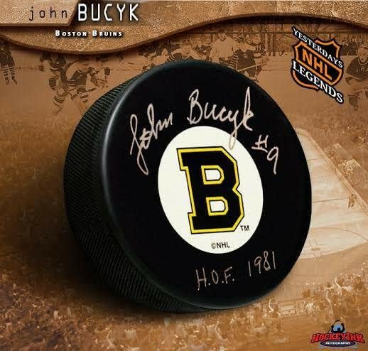 ДЖОНИ БУСИК е подписала Оригиналните шест дена Бостън Бруинс с надпис Залата на славата - за Миене на НХЛ с автограф