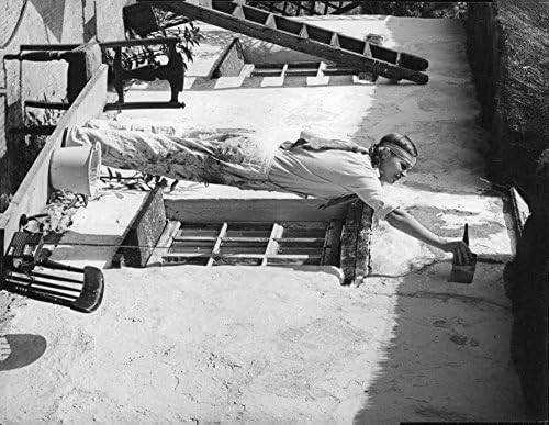 Реколта снимка на Лий Тейлър-Йънг, занимаваща се с кал дома си в сцена от филма.