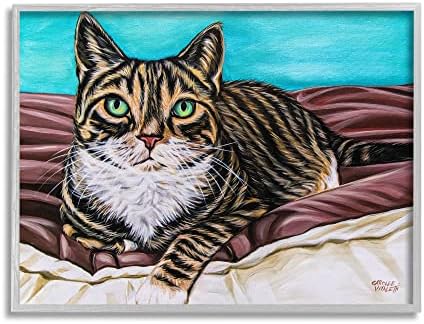 Снимка на Stupell Industries Очарователна Раирана котка със Зелени очи, Обнимающая Одеяло, Дизайн Кэроли Виталетти