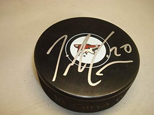Тай Макгинн подписа хокей шайба Аризона Койотс с автограф 1А - за Миене на НХЛ с автограф