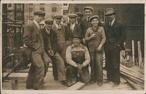 Група работници в шапки Мъжки оригинални антични картичка