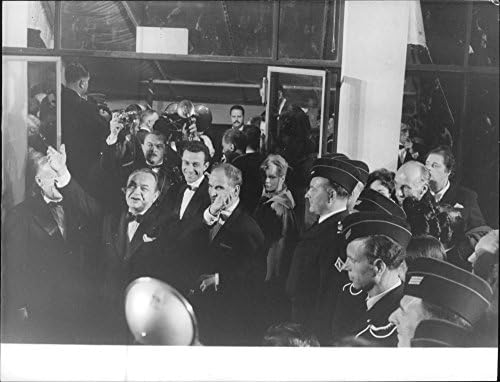 Реколта снимка на Едуард Голденберга Робинсън с широко отворени обятия, усмихнато, заобиколен от хора.