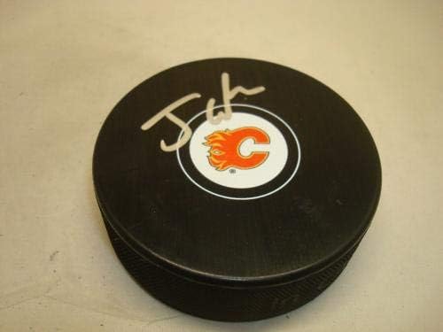 Джони Годро подписа хокей шайба Калгари Флеймс с автограф на PSA/DNA COA 1E - за Миене на НХЛ с автограф