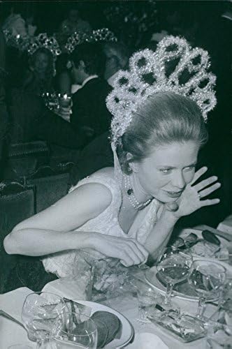 Реколта снимка на принцеса Шарлийн, седнала и нещо говорим, усмихвайки се. 1970
