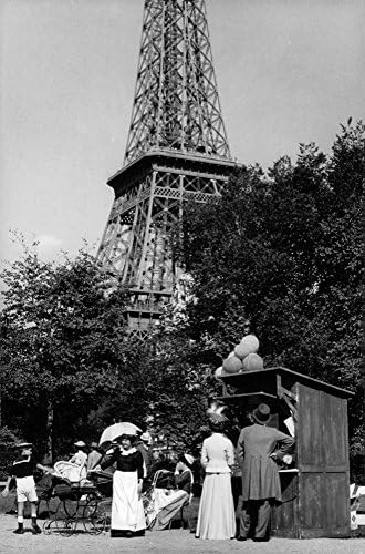 Реколта снимка Рекса Харисън, стои с жена, и наблюдателя към Айфеловата кула.